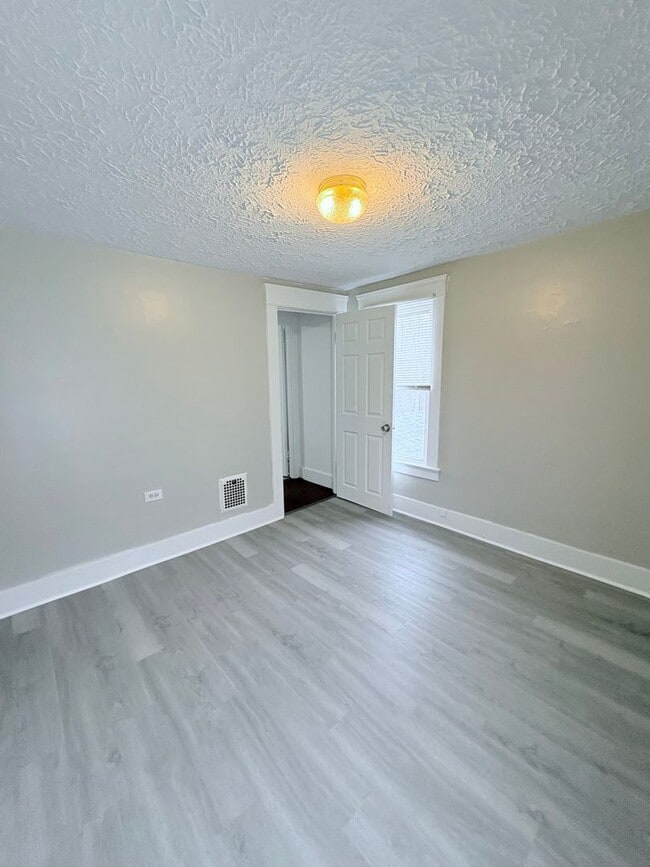 Building Photo - Charming 2 Bed 1 Bathroom in Warren Ohio!