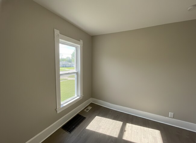 Building Photo - 1155 W 9th St