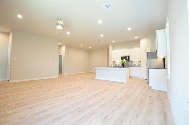 Building Photo - 22827 Castello Lakes Dr