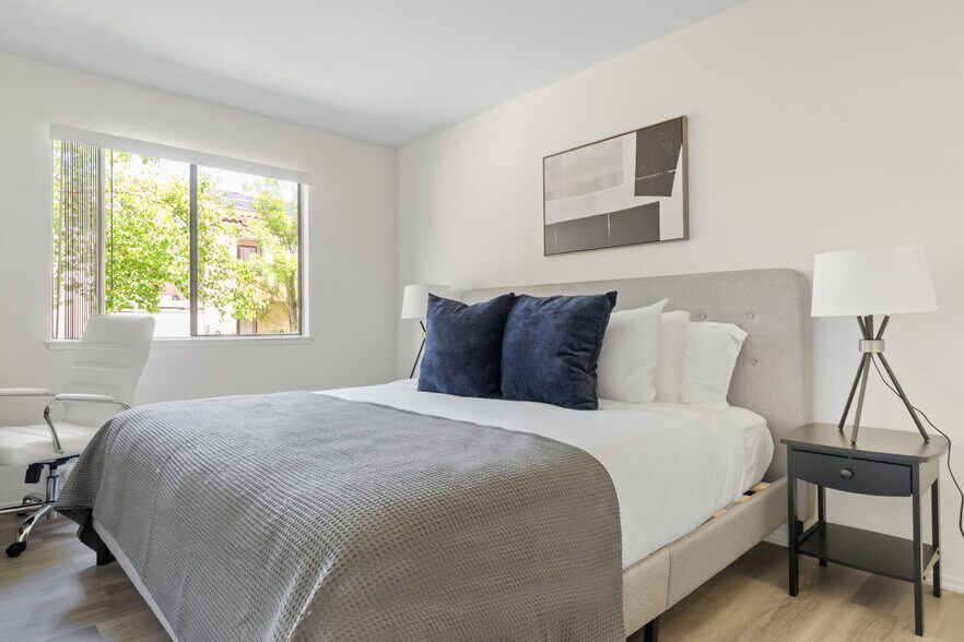 Building Photo - 1600 Villa St