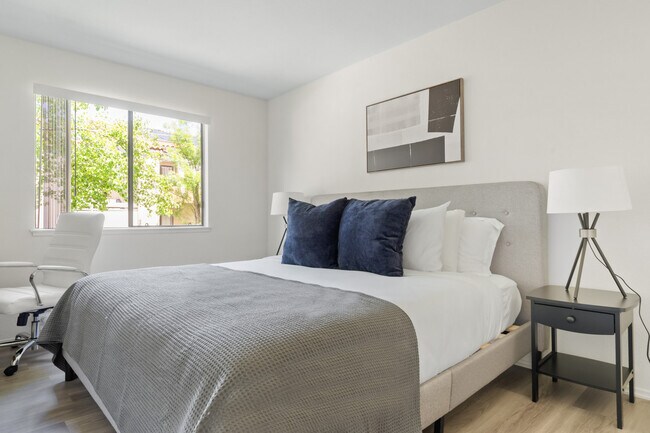 Building Photo - 1600 Villa St