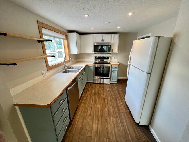 Building Photo - 3329 E 32nd Ave