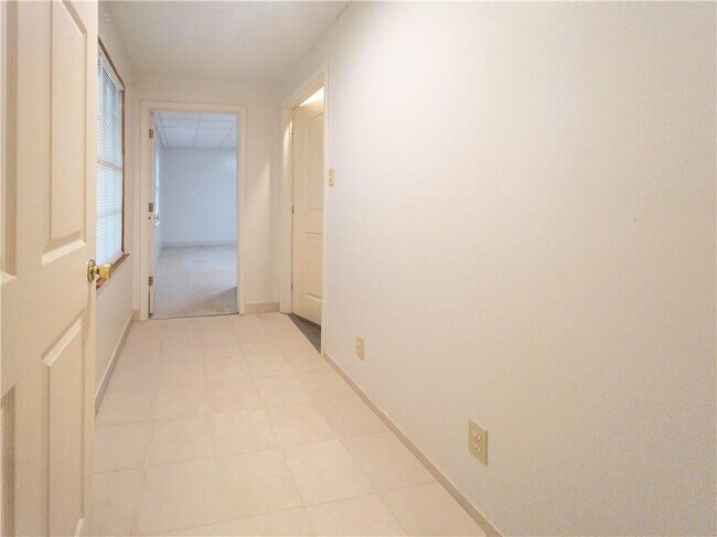 Building Photo - 965 Millbrook Ct