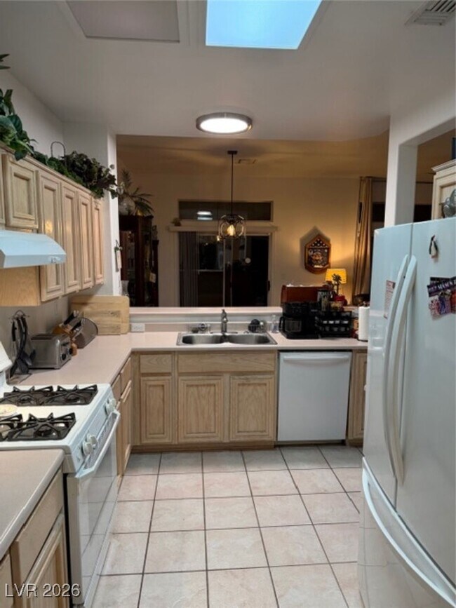 Building Photo - 10527 Mission Lakes Ave