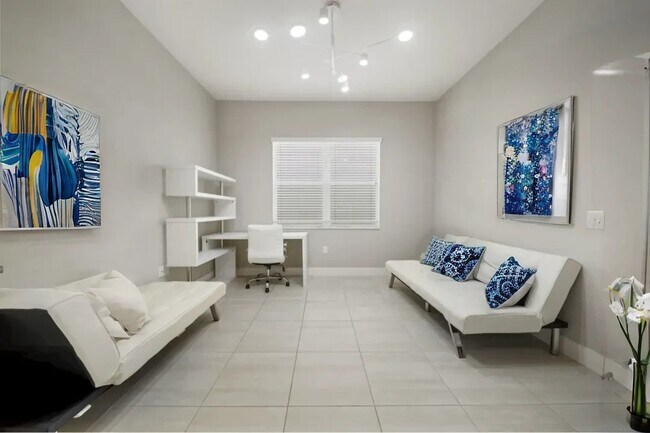 Building Photo - 15371 Green River Ct