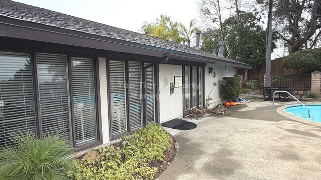 Building Photo - ***FULLY RENOVATED 2 bed / 2 bath / 1,120 sqft Home in 55+ Nob Hill Community - Available NOW***