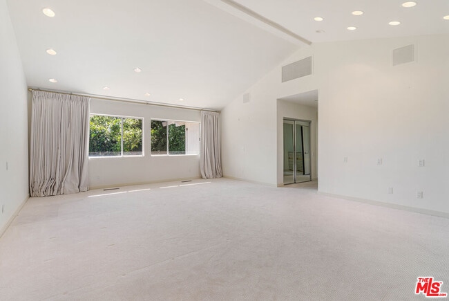 Building Photo - 811 N Hillcrest Rd