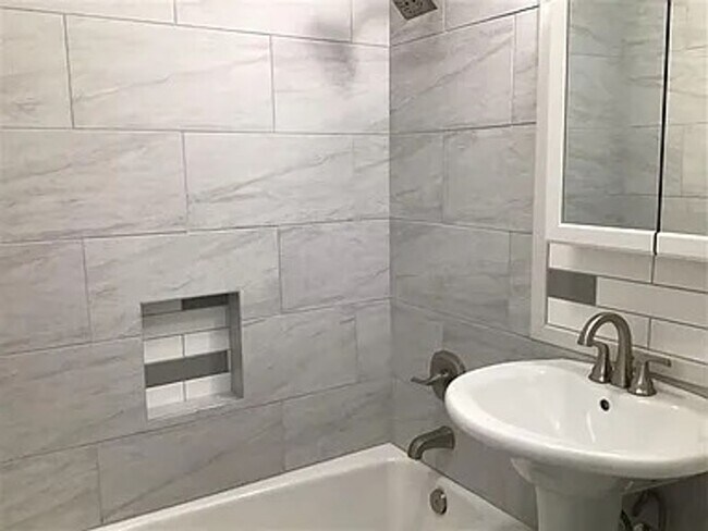 Building Photo - Available immediately! 1,700/mo 2BD/1BA ho...