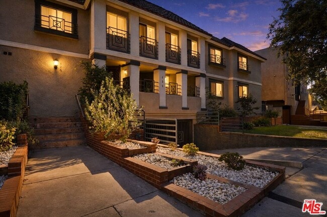 Building Photo - 420 Riverdale Dr