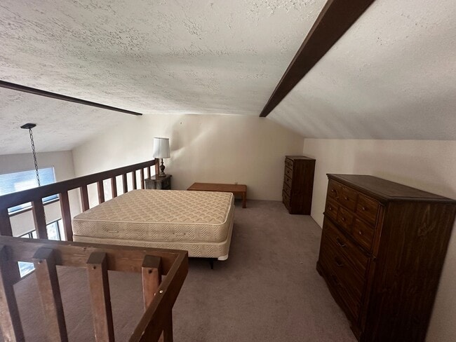 Building Photo - 2 bed plus large loft! All utilities inclu...