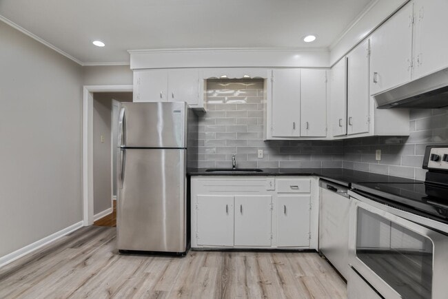 Building Photo - Adorable Midtown Duplex