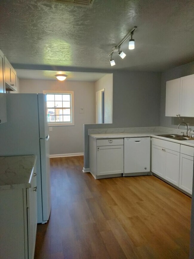 Building Photo - Beautiful Newly Renovated 3 Bedroom Home! ...