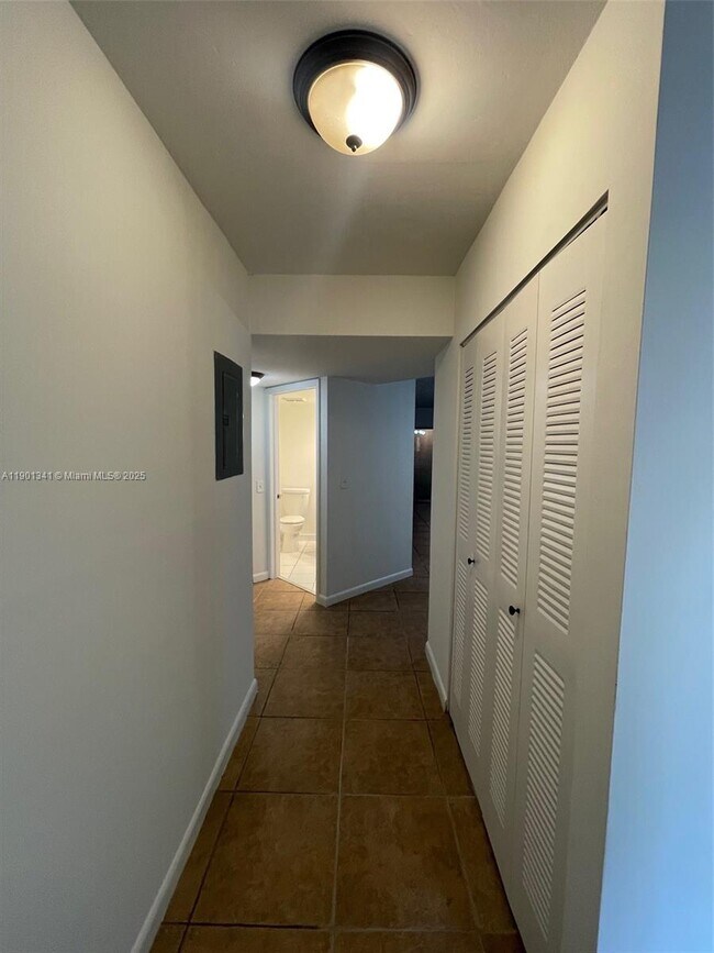 Building Photo - 5595 Courtyard Dr