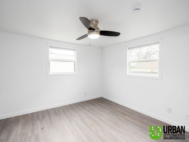 Building Photo - Hard-to-Find 2 Bed Home with HUGE Fenced Yard