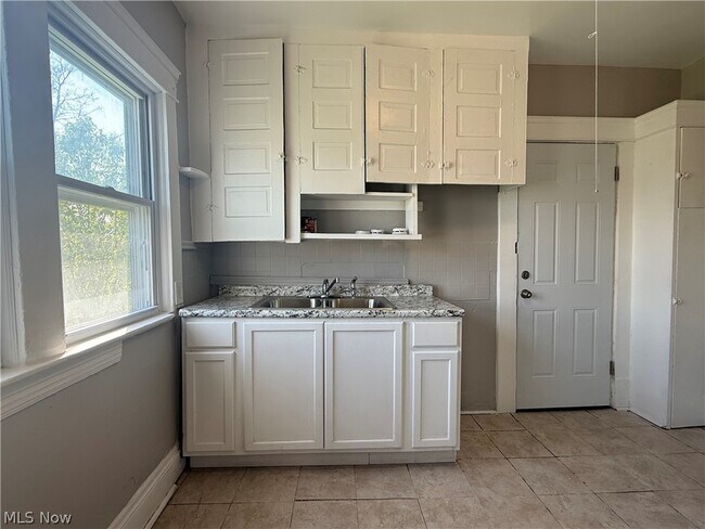 Building Photo - 1278 E 115th St