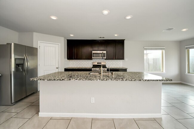 Building Photo - 18319 Pin Oak Lake Dr