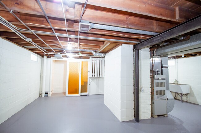 Building Photo - 2032 Glencove Dr