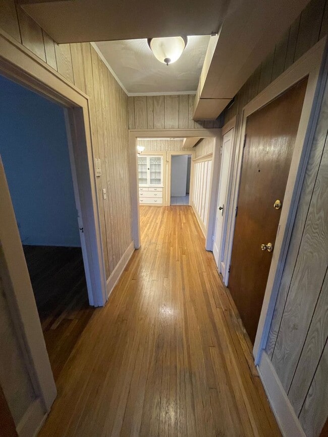 Building Photo - 2 BEDROOM LOCATED IN THE HEART OF THE ART DISTRICT!