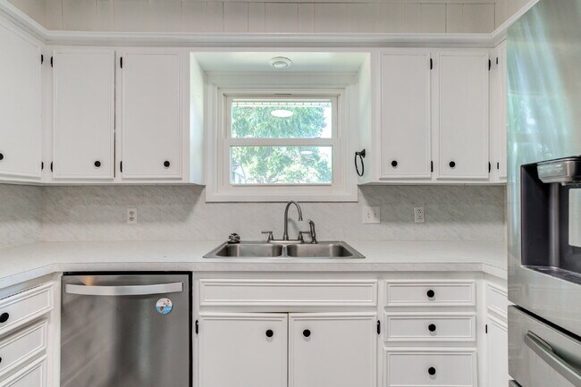 Building Photo - Renovated Three-Bedroom home in Central Lu...
