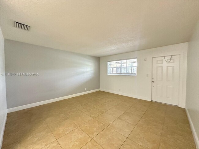 Building Photo - 2900 NE 17th Ave