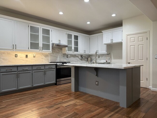 Building Photo - Lovely 5/3 with a desirable downstairs bedroom.