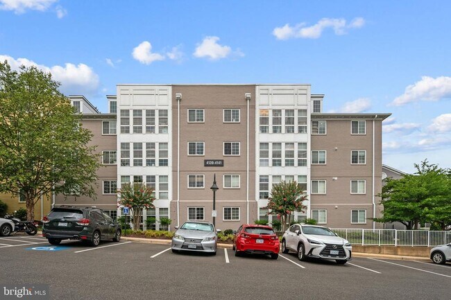 Building Photo - 4141 S Four Mile Run Dr