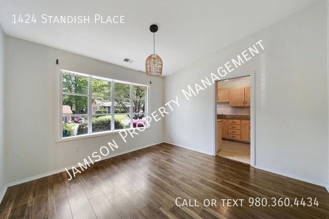 Building Photo - 1424 Standish Pl