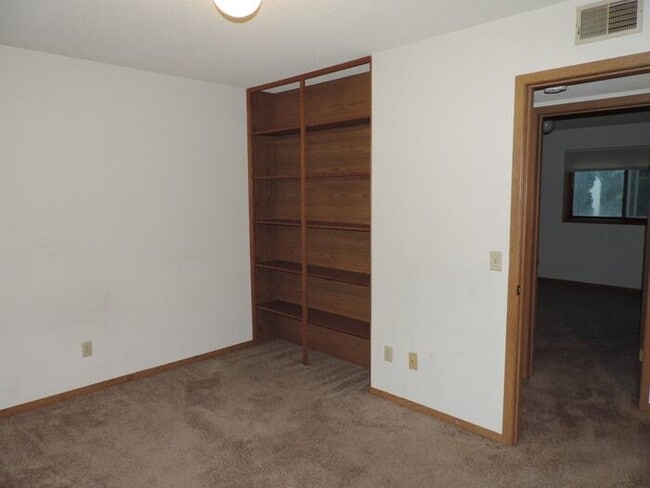 Building Photo - $1,025 | 2 Bedroom, 1 Bathroom 2nd Floor C...