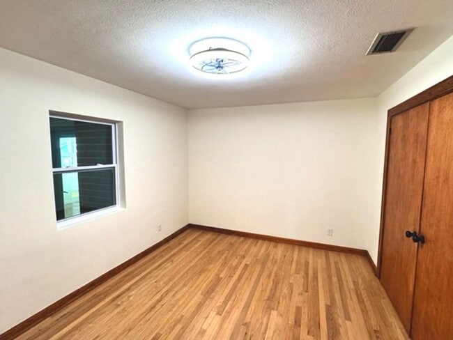Building Photo - Immaculate, fully remodeled home in the hi...
