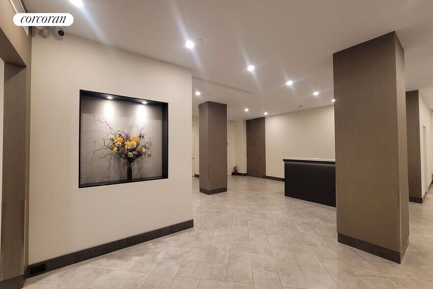 Building Photo - 45 W 81st St