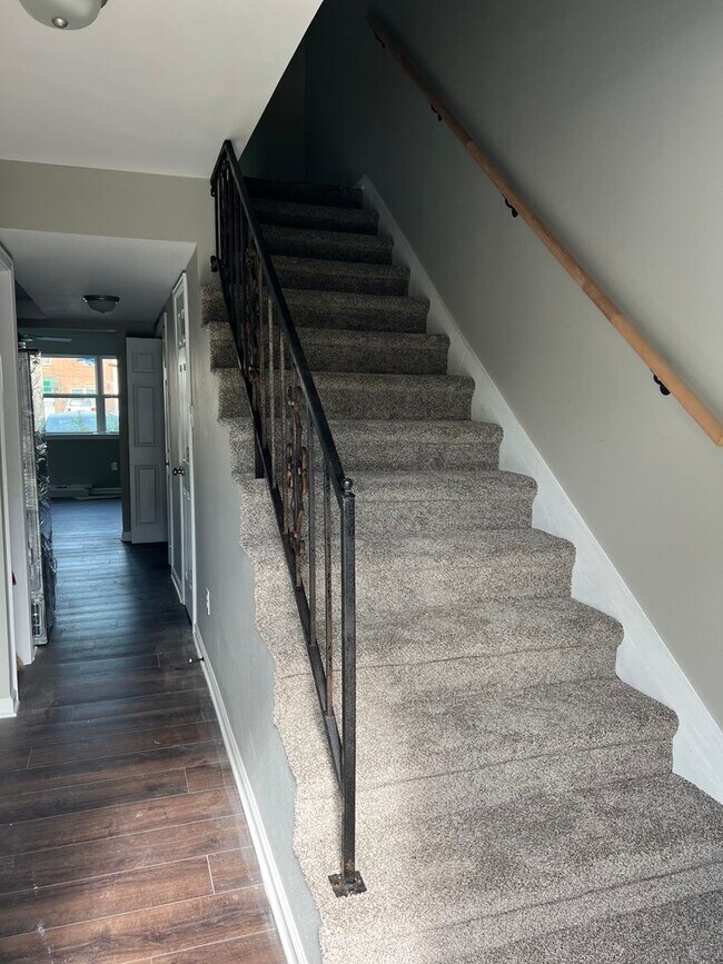 Building Photo - Newly Renovated 3 Bedroom 1.5 Bath