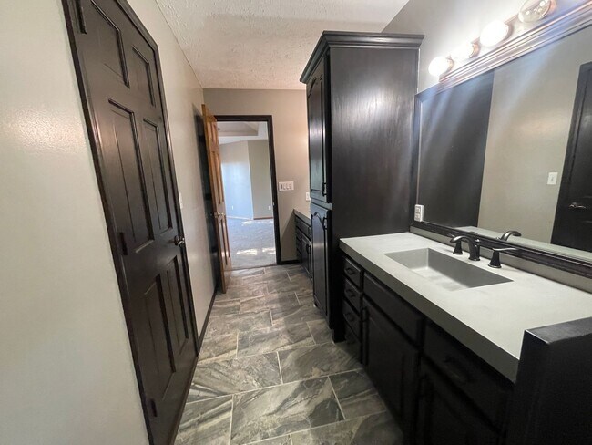Building Photo - Beautiful 4 bedroom 4 bath 2 car garage - ...
