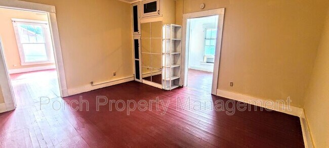 Building Photo - 320 N Barcelona St