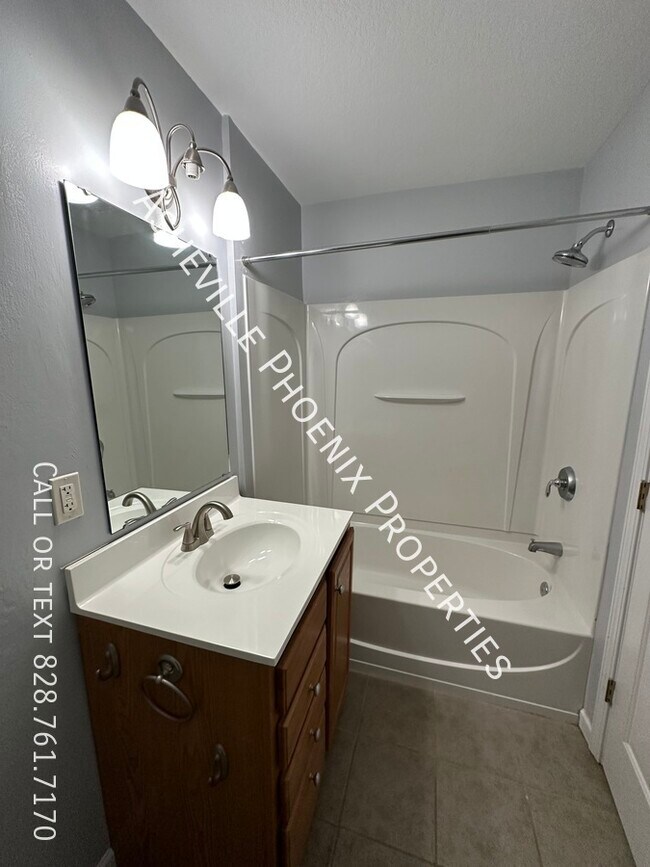 Building Photo - 90 Rotunda Cir