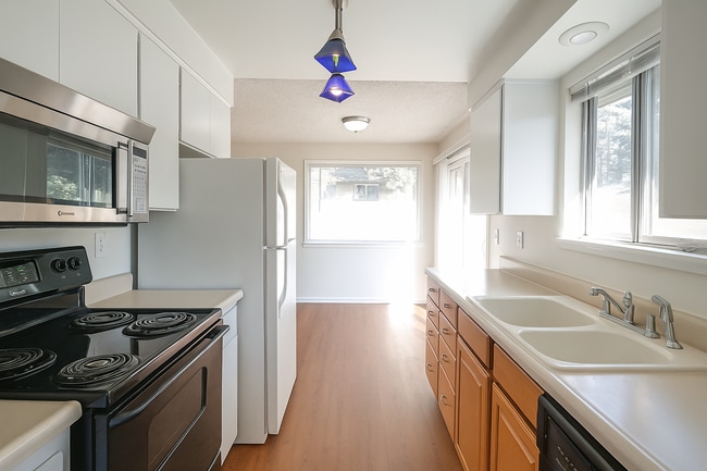 Building Photo - 2 bedroom 1 bath, pet-friendly, duplex uni...