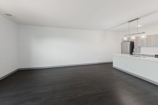 Building Photo - 2420 E Capitol Dr