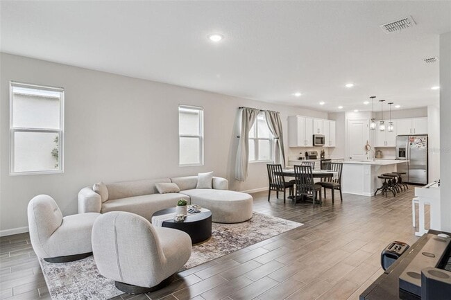 Building Photo - 654 Heritage Sq Dr