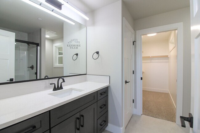 Building Photo - 3 Bedroom, 2.5 Bath Richland Townhome