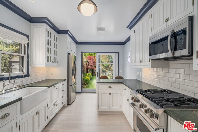 Building Photo - 381 Huntley Dr