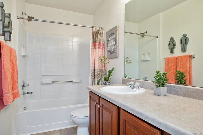 shared bath - 2838 Akron St