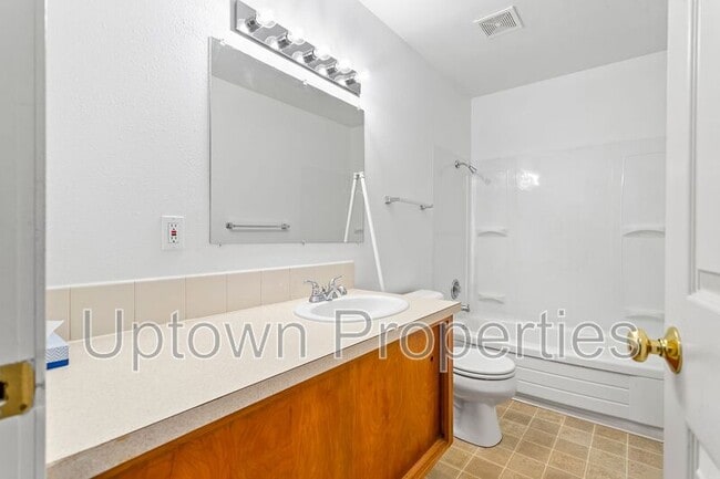 Building Photo - 1515 SW Custer Dr