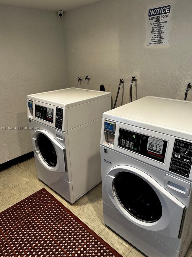 Building Photo - 400 Kings Point Dr