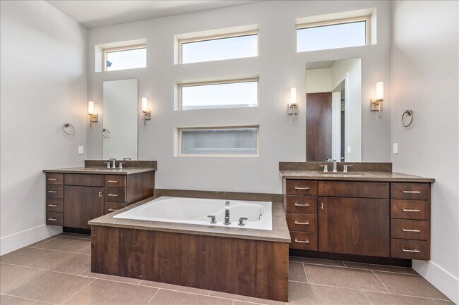 Building Photo - 2758 S Honeycomb Way