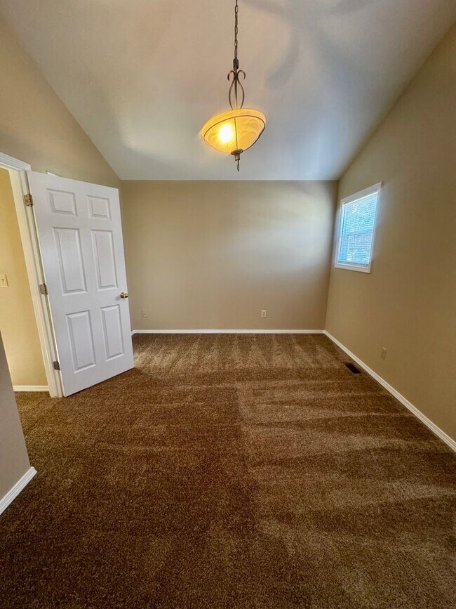 Building Photo - Charming 4 Bedroom close to Patty Jewett Golf Course