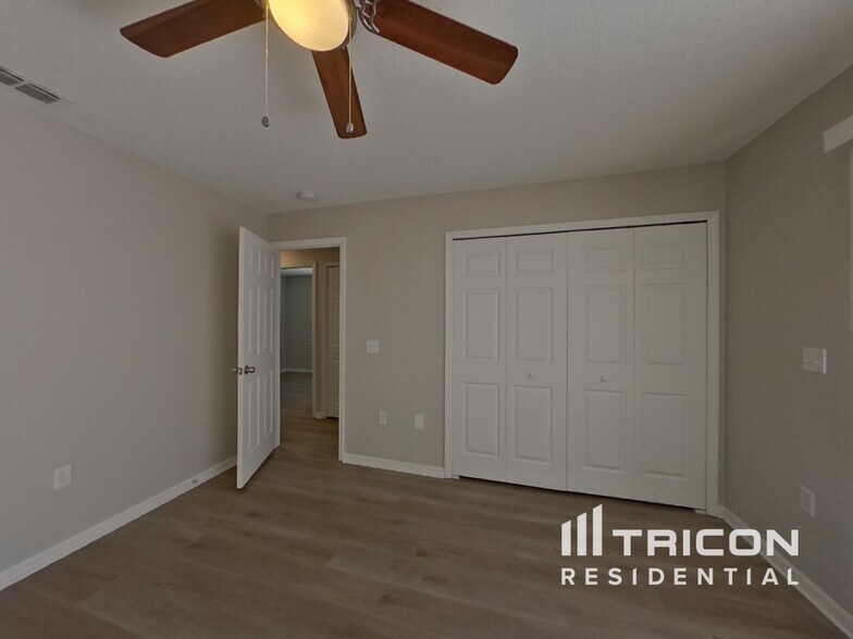 Building Photo - 5852 Lake Front Dr