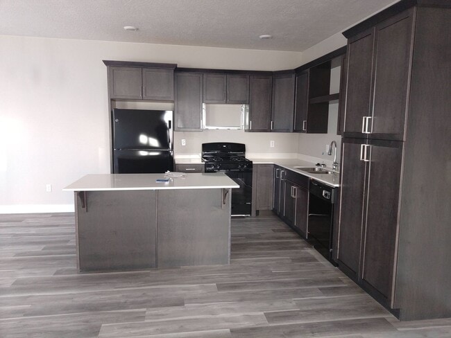 Building Photo - Cute and Spacious! Available Now! Month to Month Accepted