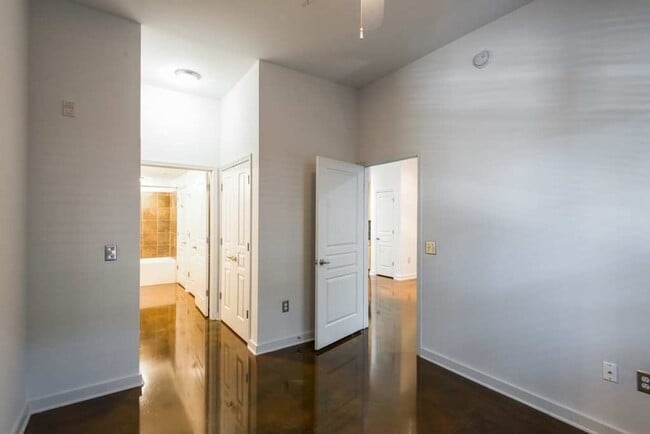 Building Photo - Awesome 1BE/1BA unit at Bristol West End!