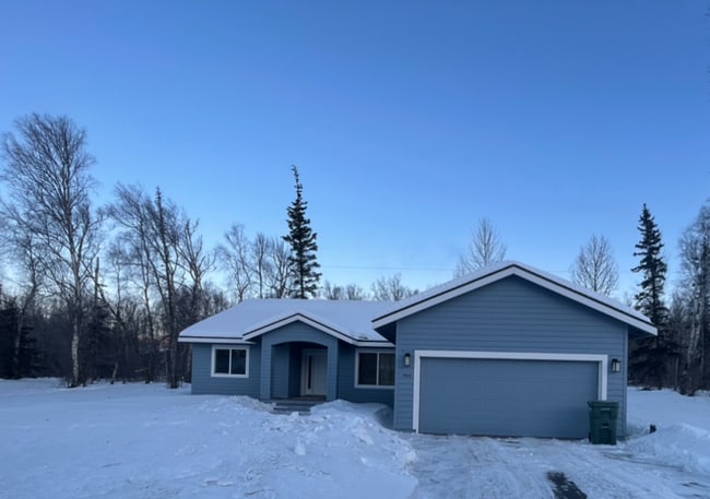 Primary Photo - Spacious 3 bedroom/2 bathroom/2 car garage...