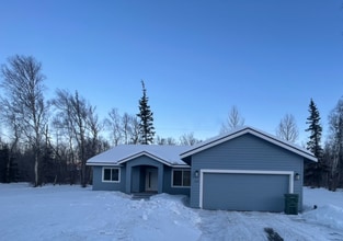 Building Photo - Spacious 3 bedroom/2 bathroom/2 car garage...