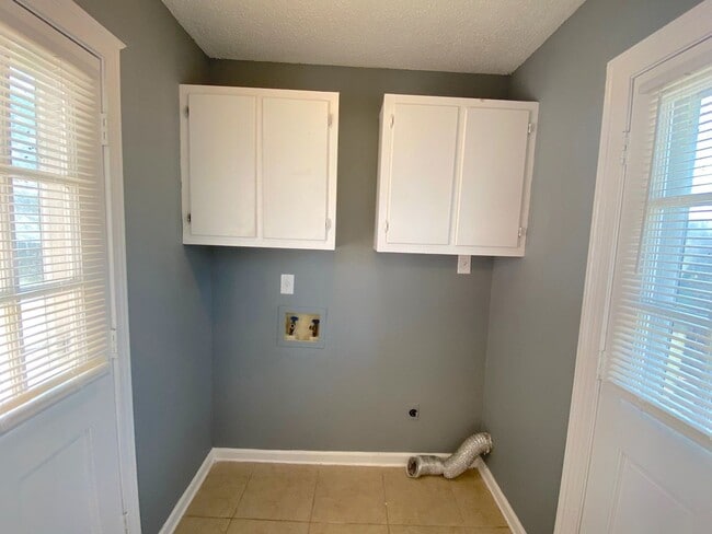 Building Photo - 8115 Kerry Dr